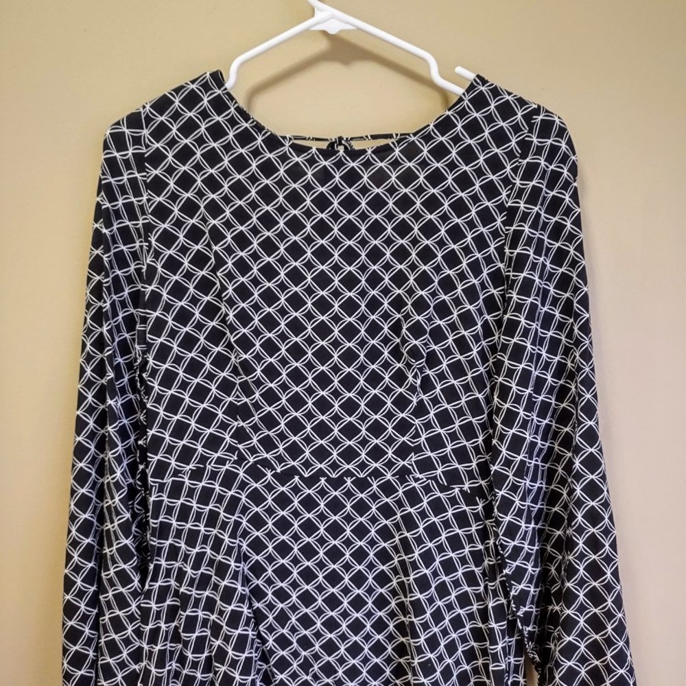 Black Geometric Pattern Dress with Flared Sleeve - Picture 4 of 5